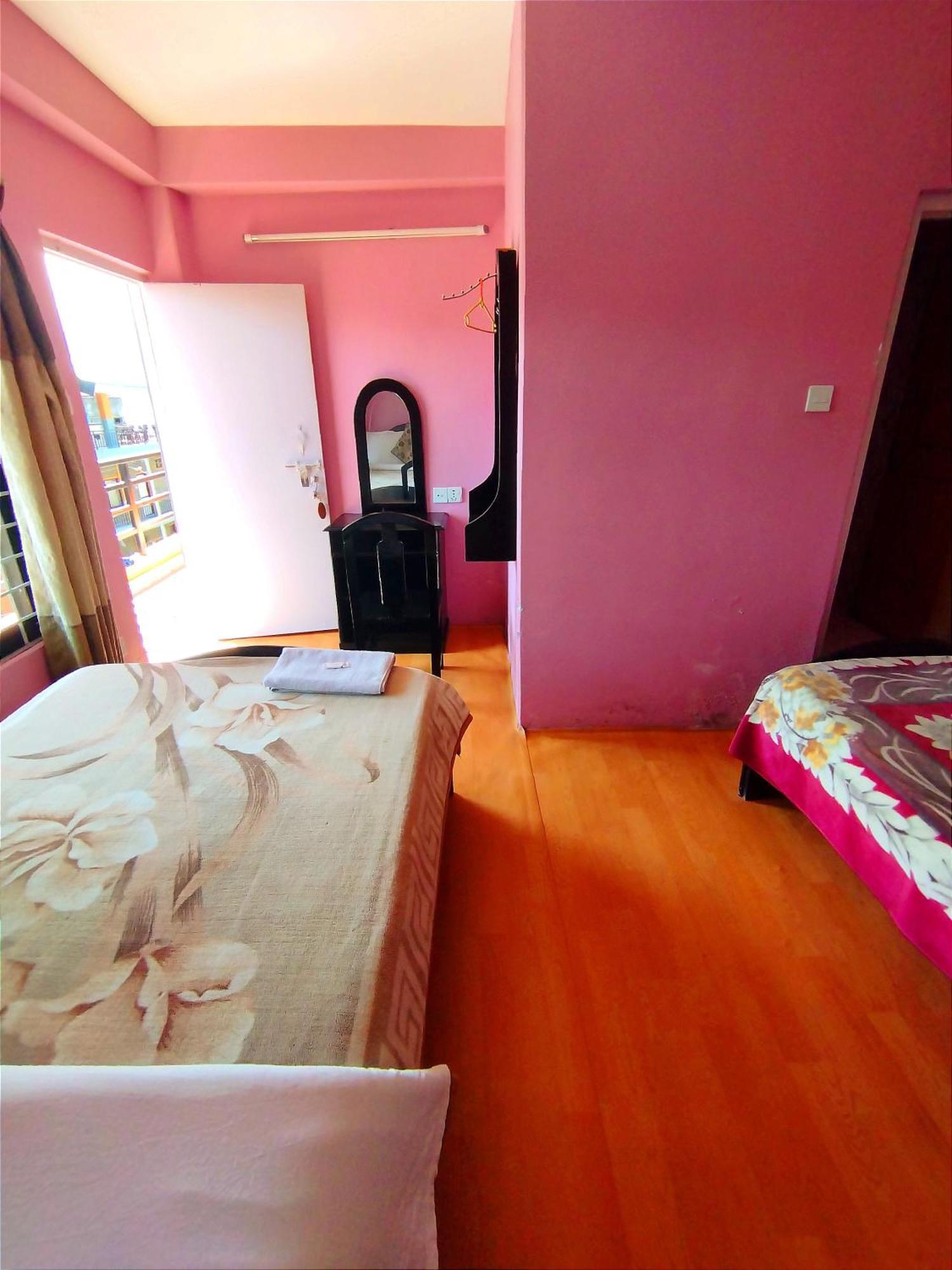 Hotel Santana Pokhara Buitenkant foto