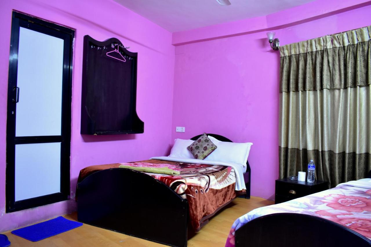 Hotel Santana Pokhara Buitenkant foto