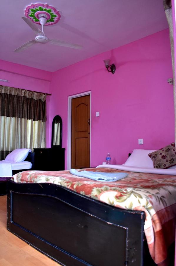 Hotel Santana Pokhara Buitenkant foto